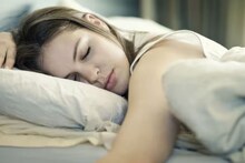 Health Tips: तुम्हीपण रात्री उशिरा झोपता? वेळीच व्हा सावध, वाढू शकतो या आजारांचा धोका