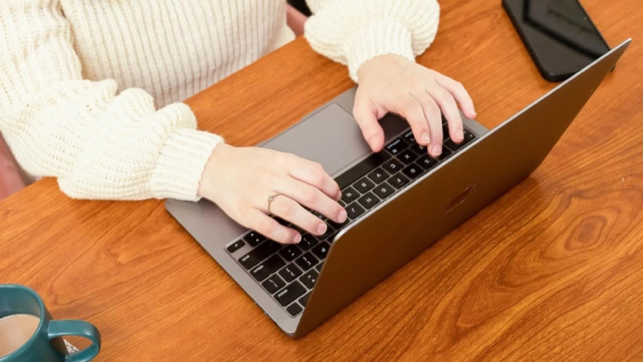 Laptopच्या या सेटिंगमुळे होऊ शकते तुमची हेरगिरी! सेफ राहण्यासाठी तत्काळ करा हे काम