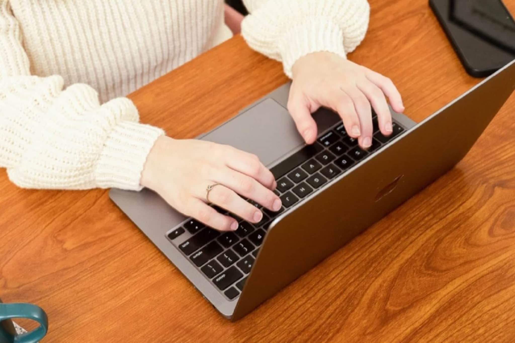 Laptopच्या या सेटिंगमुळे होऊ शकते तुमची हेरगिरी! सेफ राहण्यासाठी करा हे काम Laptopच्या या सेटिंगमुळे होऊ शकते तुमची हेरगिरी! सेफ राहण्यासाठी करा हे काम