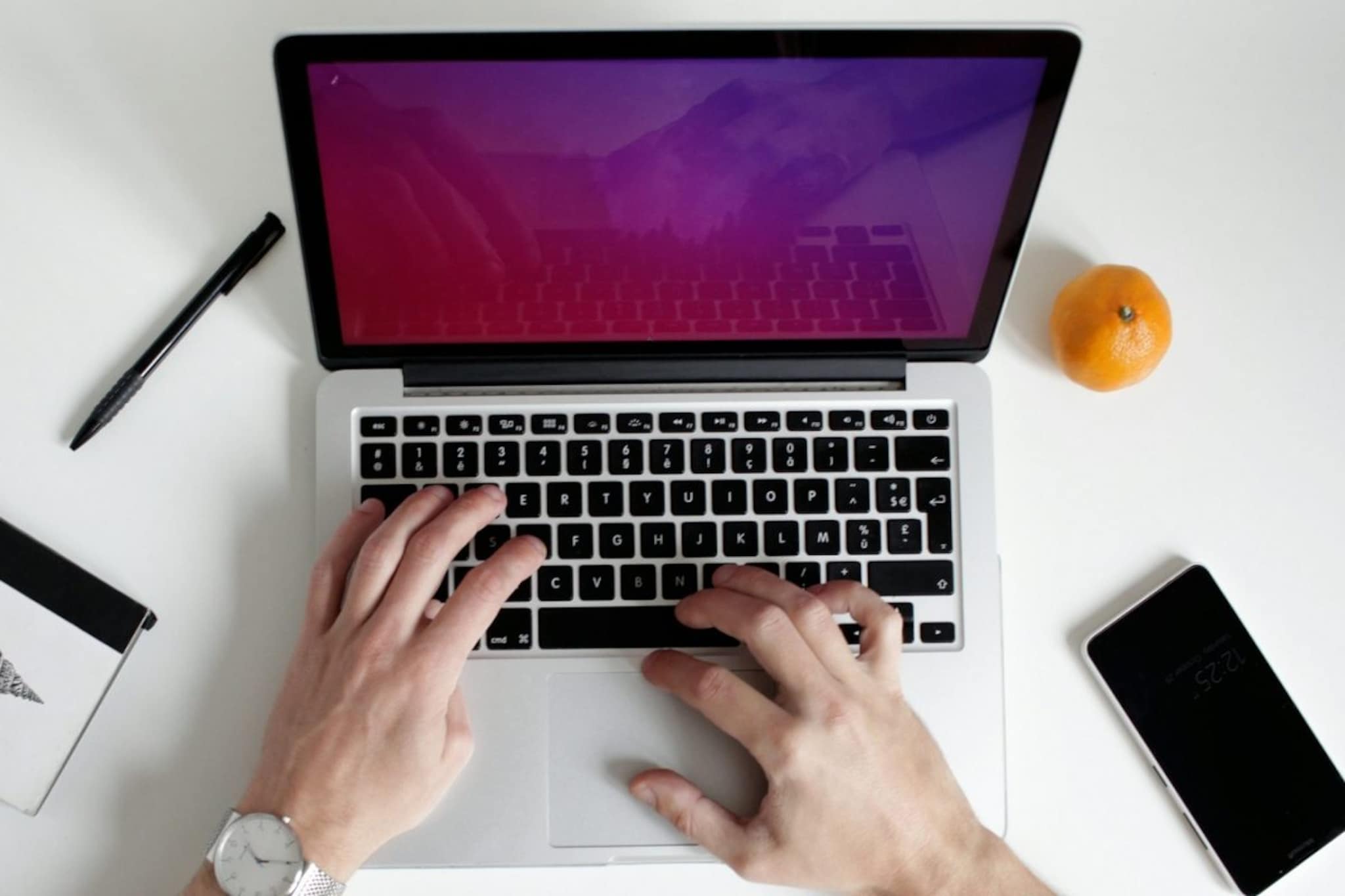 Laptop चार्जिंगला लावून कधीच करु नका ही 5 कामं! पहिलं काम तर सर्वच करतात