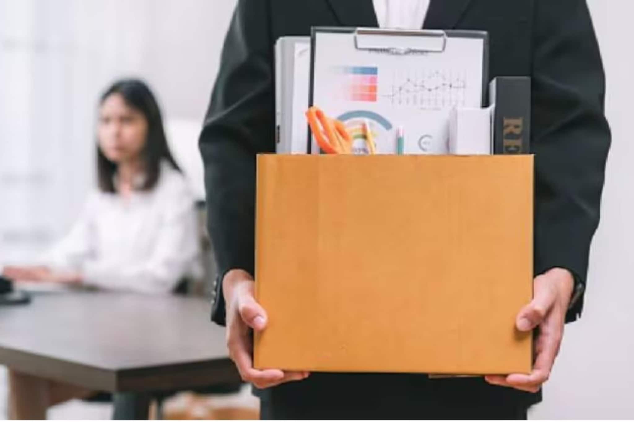 दिग्गज कंपनीचा महाभयंकर निर्णय; 16,000 कर्मचाऱ्यांची हकालपट्टी, आतापर्यंत 30 हजार कुटुंबांवर आभाळ कोसळलं दिग्गज कंपनीचा महाभयंकर निर्णय; 16,000 कर्मचाऱ्यांची हकालपट्टी, आतापर्यंत 30 हजार कुटुंबांवर आभाळ कोसळलं