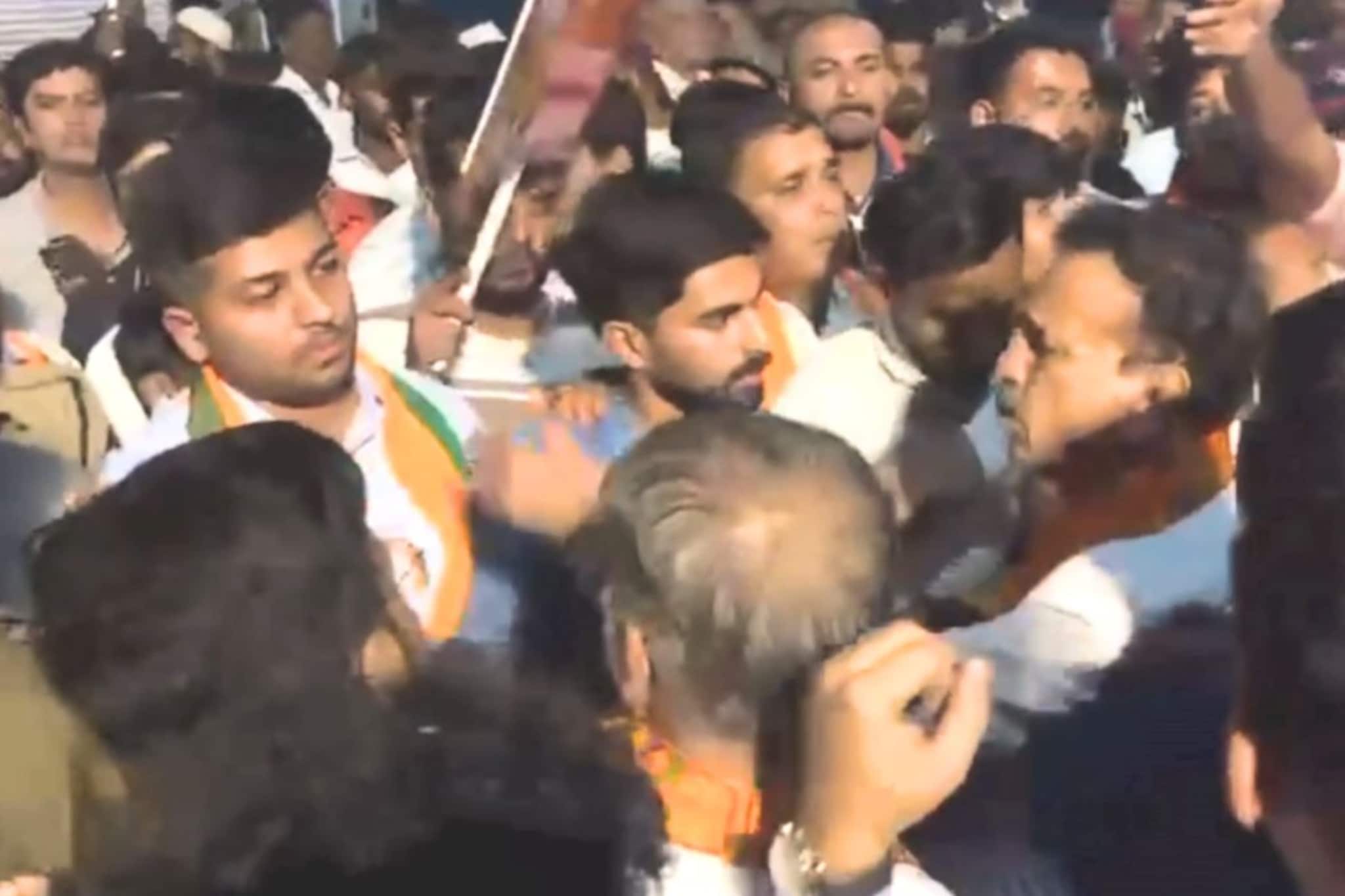 महाजनांकडून 'लाव रे तो व्हिडीओ', सेनेच्या नेत्याचा VIDEO दाखवला सभेत, नंतर.. महाजनांकडून 'लाव रे तो व्हिडीओ', सेनेच्या नेत्याचा VIDEO दाखवला सभेत, नंतर..