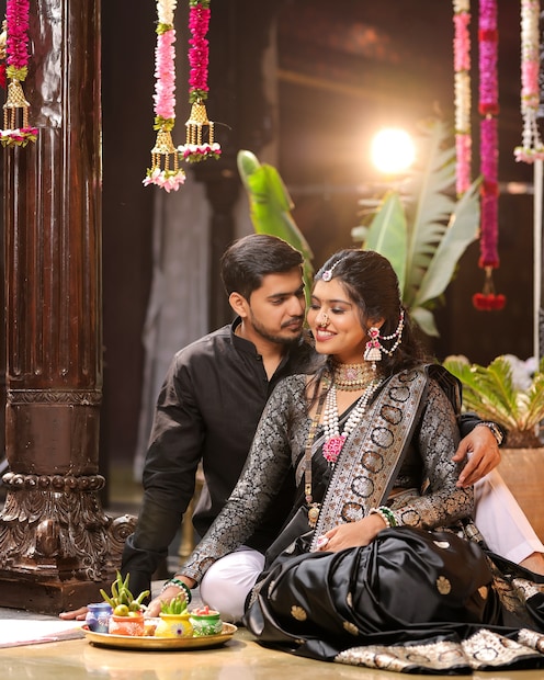 लग्नानंतर कपलची पहिली मकरसंक्रांत ही महाराष्ट्रासह अनेक ठिकाणी खूप महत्त्वाची, भावनिक आणि सांस्कृतिक मानली जाते. ही सणाची केवळ सुरुवात नसून, नव्या नात्याची समाजात ओळख करून देणारा उत्सव असतो. या दिवशी सासर-माहेरकडून नव्या सून-जावयाला खास मान दिला जातो. लग्नानंतर कपलची पहिली मकरसंक्रांत ही महाराष्ट्रासह अनेक ठिकाणी खूप महत्त्वाची, भावनिक आणि सांस्कृतिक मानली जाते. ही सणाची केवळ सुरुवात नसून, नव्या नात्याची समाजात ओळख करून देणारा उत्सव असतो. या दिवशी सासर-माहेरकडून नव्या सून-जावयाला खास मान दिला जातो.