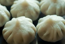 Modak : मोदक बिघडण्याची भीती वाटतेय? उकड काढताना फॉलो करा 'या' 5 सीक्रेट टिप्स, मोदक येतील मऊ आणि लुसलुशीत