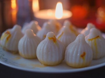 बाप्पाला नैवेद्यासाठी मोदकच का दाखवतात? 21 मोदकच द्यायचे हे कोणी ठरवलं?