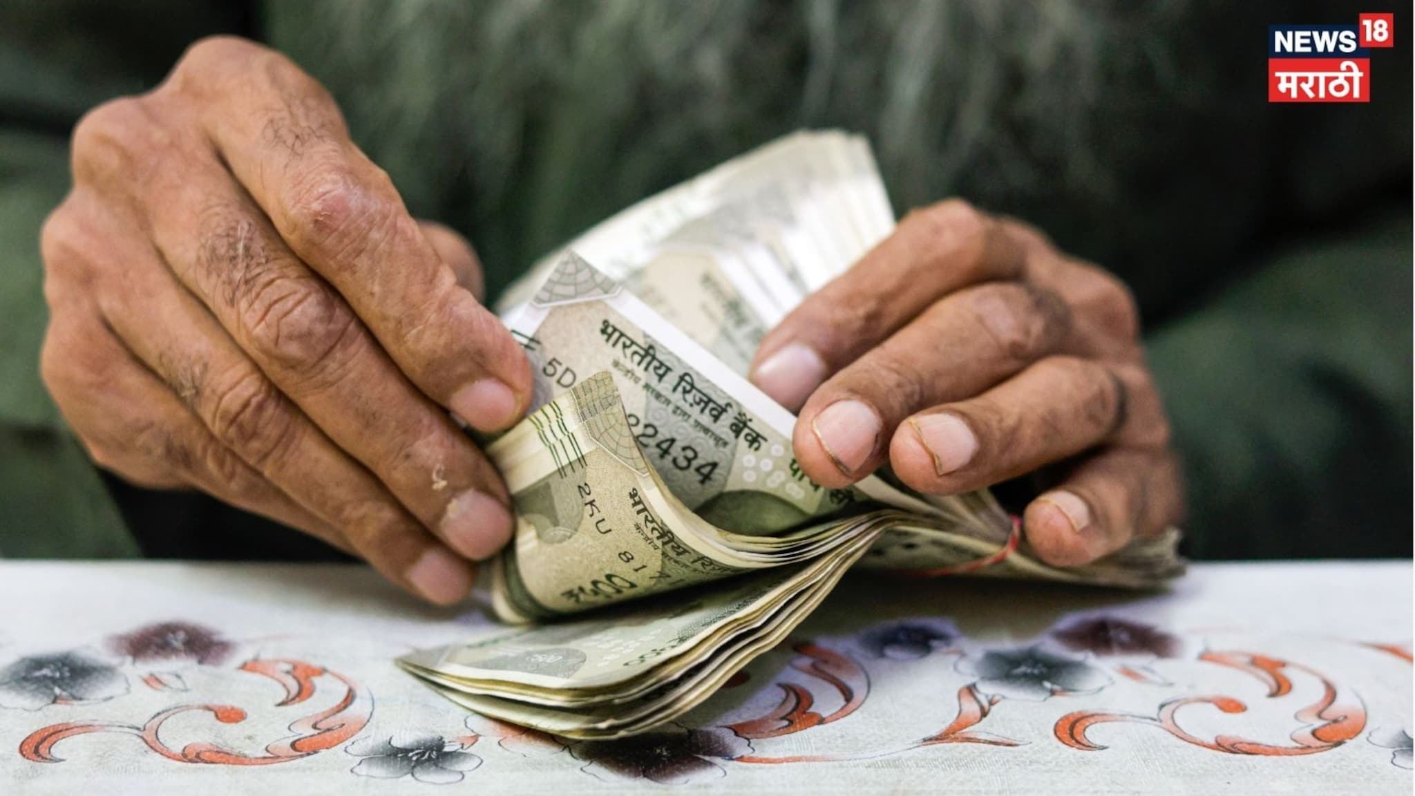 बाईकच्या डिकीत पैसेच पैसे , भाजपचा कार्यकर्ता रंगेहात सापडला , VIDEO बाईकच्या डिकीत पैसेच पैसे , भाजपचा कार्यकर्ता रंगेहात सापडला , VIDEO