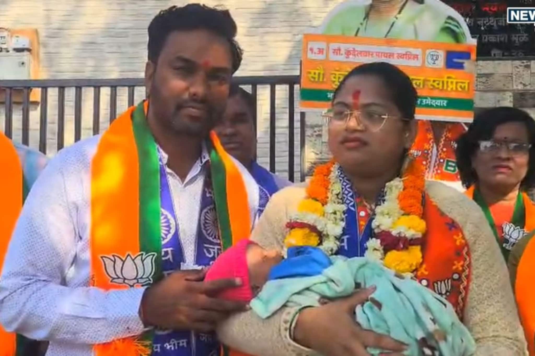 आई निवडणुकीला उभी राहिली एक महिन्याची चिमुकली उतरली प्रचारात, VIDEO आई निवडणुकीला उभी राहिली एक महिन्याची चिमुकली उतरली प्रचारात, VIDEO