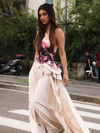 फोटो काढताना कंट्रोल सुटला, वृद्धाने थेट मौनी रॉयच्या कंबरेतच घातला अन्... फोटो काढताना कंट्रोल सुटला, वृद्धाने थेट मौनी रॉयच्या कंबरेतच घातला अन्...