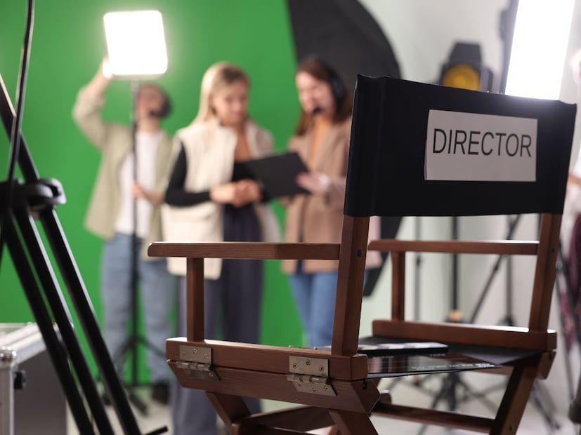 भारतीय चित्रपटसृष्टीच्या इतिहासात काही दिग्दर्शक असे असतात ज्यांना 'माणूस पारखण्याची' विलक्षण दृष्टी असते. विशेषतः 90 च्या दशकात एका दिग्दर्शकाने बॉलिवूडमध्ये क्रांती आणली होती. तो दिग्दर्शक म्हणजे राम गोपाल वर्मा (RGV). वर्मा यांच्या सिनेमात काम करणं म्हणजे केवळ अभिनयाची संधी नव्हती, तर प्रेक्षकांच्या मनावर राज्य करण्याची गुरुकिल्ली होती. अशीच एक मध्यमवर्गीय मराठी मुलगी, जिने बालकलाकार म्हणून आपल्या करिअरची सुरुवात केली होती, पण तिला खरी ओळख आणि 'हॉट सेन्सेशन' मिळवून दिलं ते राम गोपाल वर्मा यांच्या एका निर्णयाने. भारतीय चित्रपटसृष्टीच्या इतिहासात काही दिग्दर्शक असे असतात ज्यांना 'माणूस पारखण्याची' विलक्षण दृष्टी असते. विशेषतः 90 च्या दशकात एका दिग्दर्शकाने बॉलिवूडमध्ये क्रांती आणली होती. तो दिग्दर्शक म्हणजे राम गोपाल वर्मा (RGV). वर्मा यांच्या सिनेमात काम करणं म्हणजे केवळ अभिनयाची संधी नव्हती, तर प्रेक्षकांच्या मनावर राज्य करण्याची गुरुकिल्ली होती. अशीच एक मध्यमवर्गीय मराठी मुलगी, जिने बालकलाकार म्हणून आपल्या करिअरची सुरुवात केली होती, पण तिला खरी ओळख आणि 'हॉट सेन्सेशन' मिळवून दिलं ते राम गोपाल वर्मा यांच्या एका निर्णयाने.