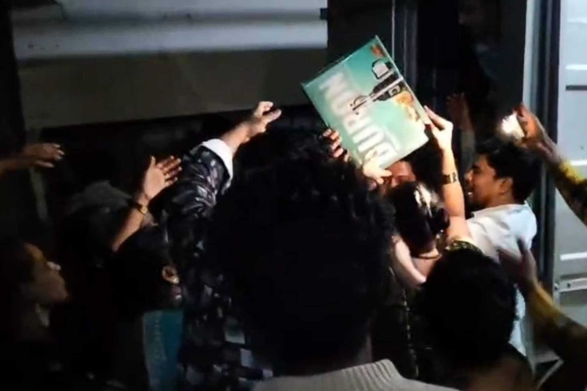 पैसे आणि मिक्सर मशीन वाटताना भाजपच्या कार्यकर्त्यांना पकडलं, लोकंही तुटून पडली, पैसे आणि मिक्सर मशीन वाटताना भाजपच्या कार्यकर्त्यांना पकडलं, लोकंही तुटून पडली,