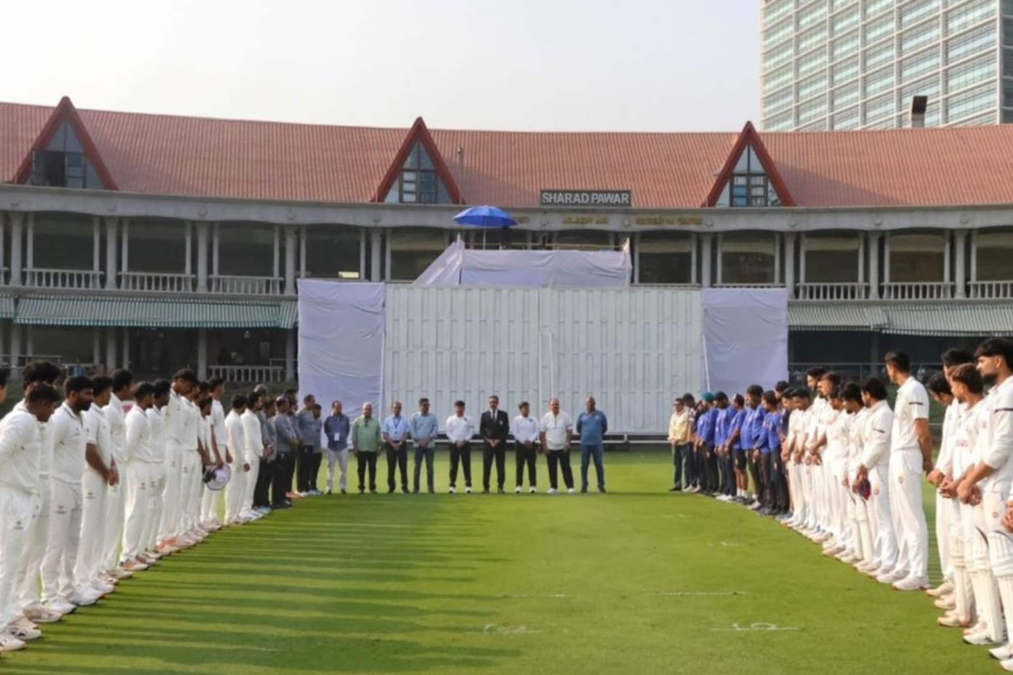 एक मिनिटाचं मौन, हाताला काळी पट्टी, भारतीय क्रिकेटपटूंची अजितदादांना श्रद्धांजली