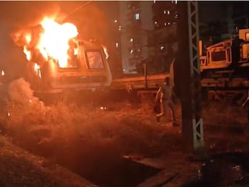 Mumbai: कुर्ला रेल्वे स्थानकादरम्यान लोकलला भयानक आग, घटनास्थळाचे 10 PHOTOS Mumbai: कुर्ला रेल्वे स्थानकादरम्यान लोकलला भयानक आग, घटनास्थळाचे 10 PHOTOS
