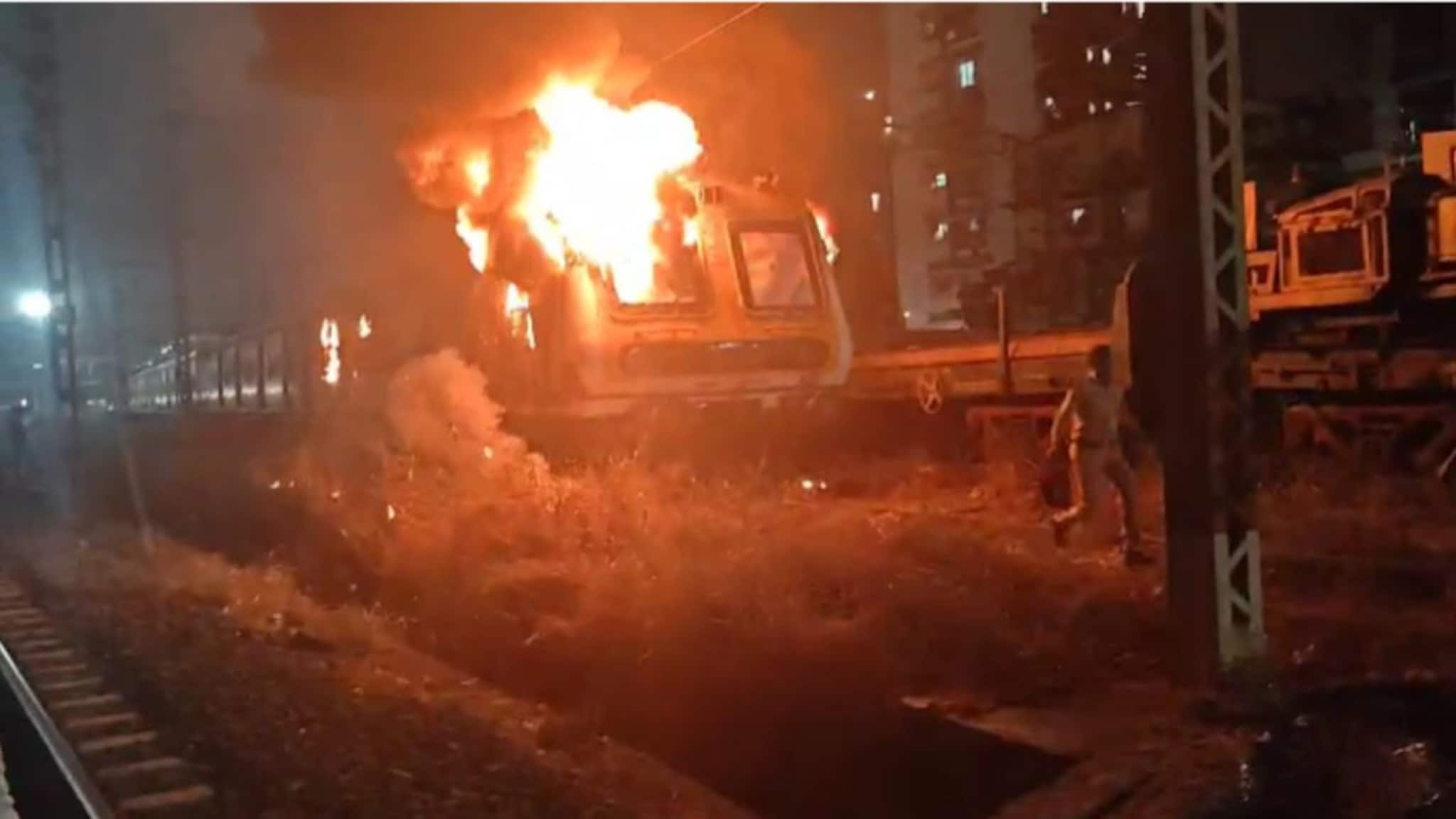 Mumbai: कुर्ला रेल्वे स्थानकादरम्यान लोकलला भयानक आग, घटनास्थळाचे 10 PHOTOS