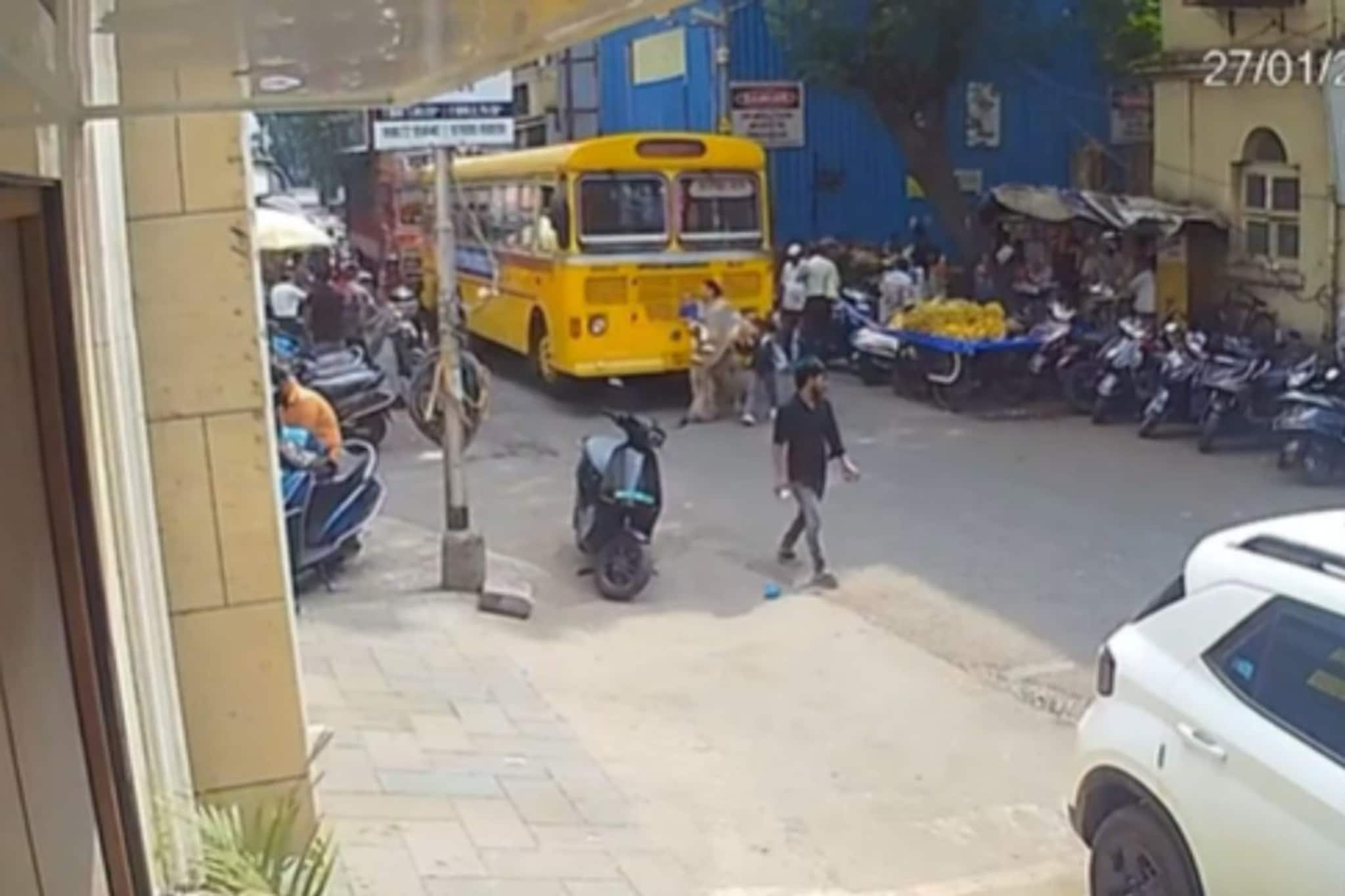 Mumbai: स्कुल बसने मायलेकीचा चिरडलं, 9 महिन्याचं बाळ चाकाखाली सापडलं, मन विचलित Mumbai: स्कुल बसने मायलेकीचा चिरडलं, 9 महिन्याचं बाळ चाकाखाली सापडलं, मन विचलित