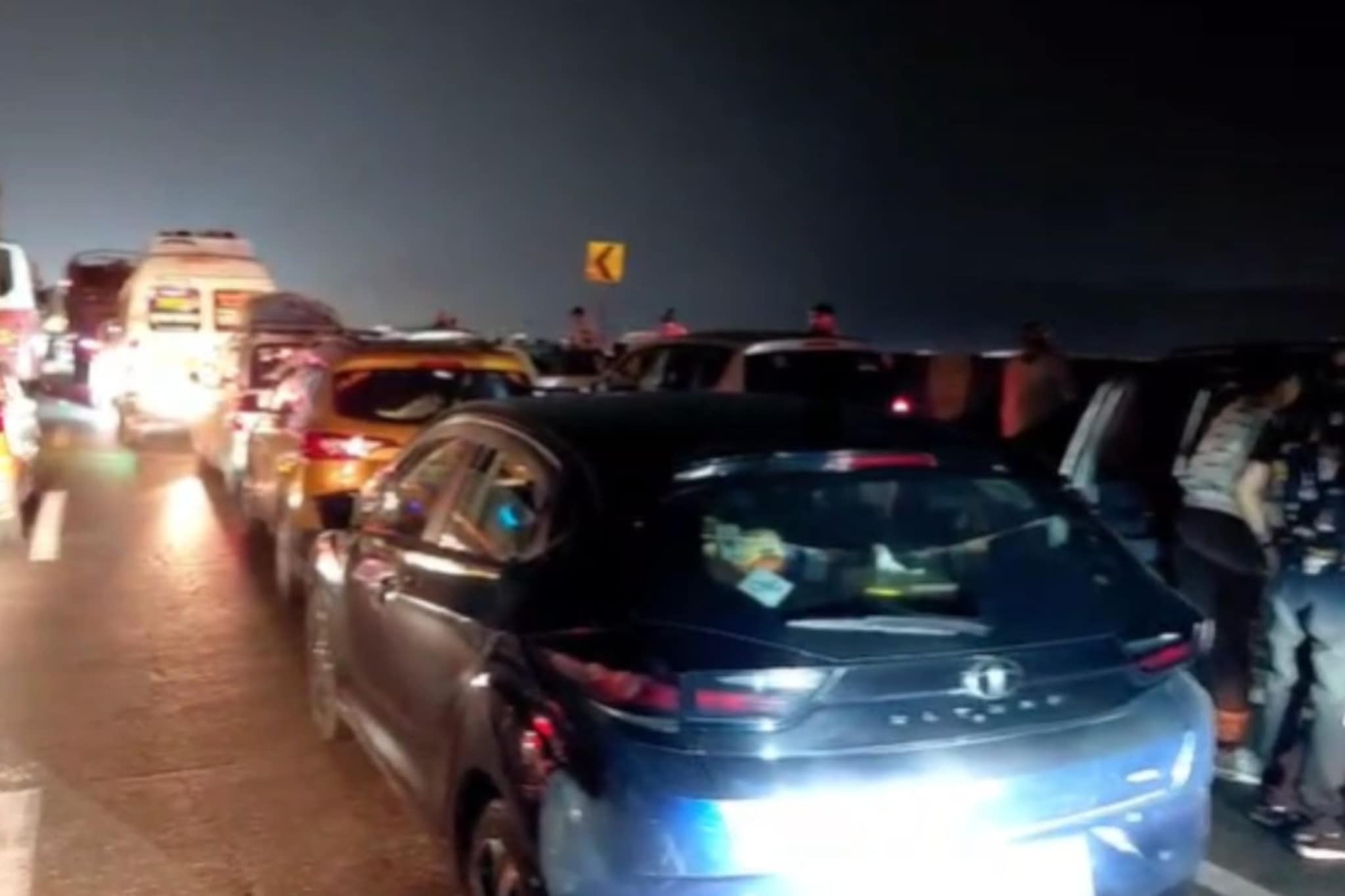 सुट्ट्या संपल्या,पर्यटकांचे हाल,मुंबईच्या वेशीवर 43 किलोमीटर वाहनांच्या रांगा, ए सुट्ट्या संपल्या,पर्यटकांचे हाल,मुंबईच्या वेशीवर 43 किलोमीटर वाहनांच्या रांगा, ए