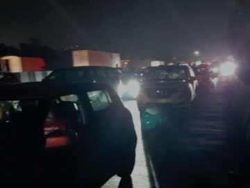 सुट्ट्या संपल्या,पर्यटकांचे हाल,मुंबईच्या वेशीवर 43 किलोमीटर वाहनांच्या रांगा, ए