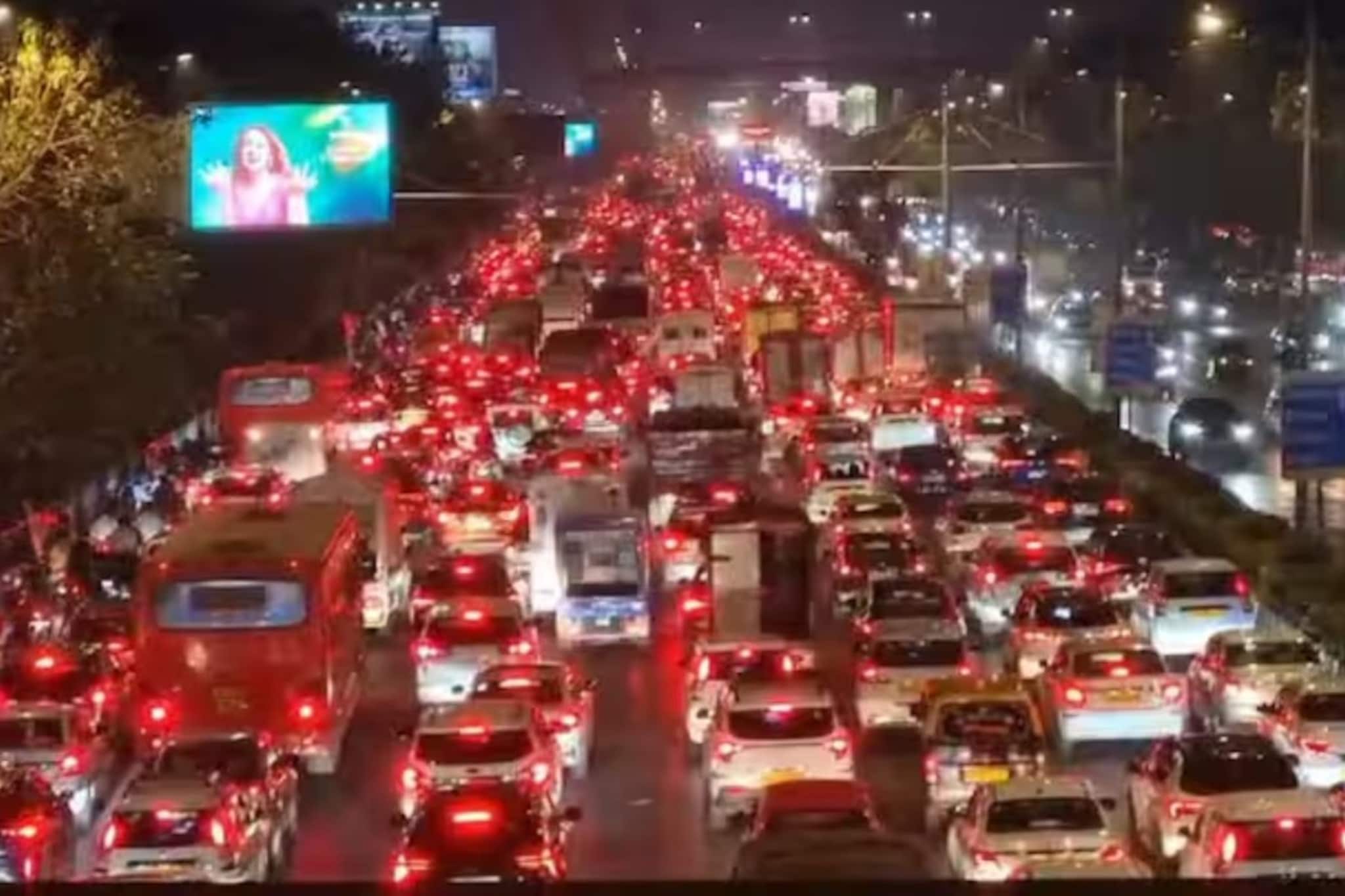 मुंबईत पश्चिम द्रुतगती महामार्गावर भीषण वाहतूक कोंडी; अग्निशमन दलाची गाडी अडकली