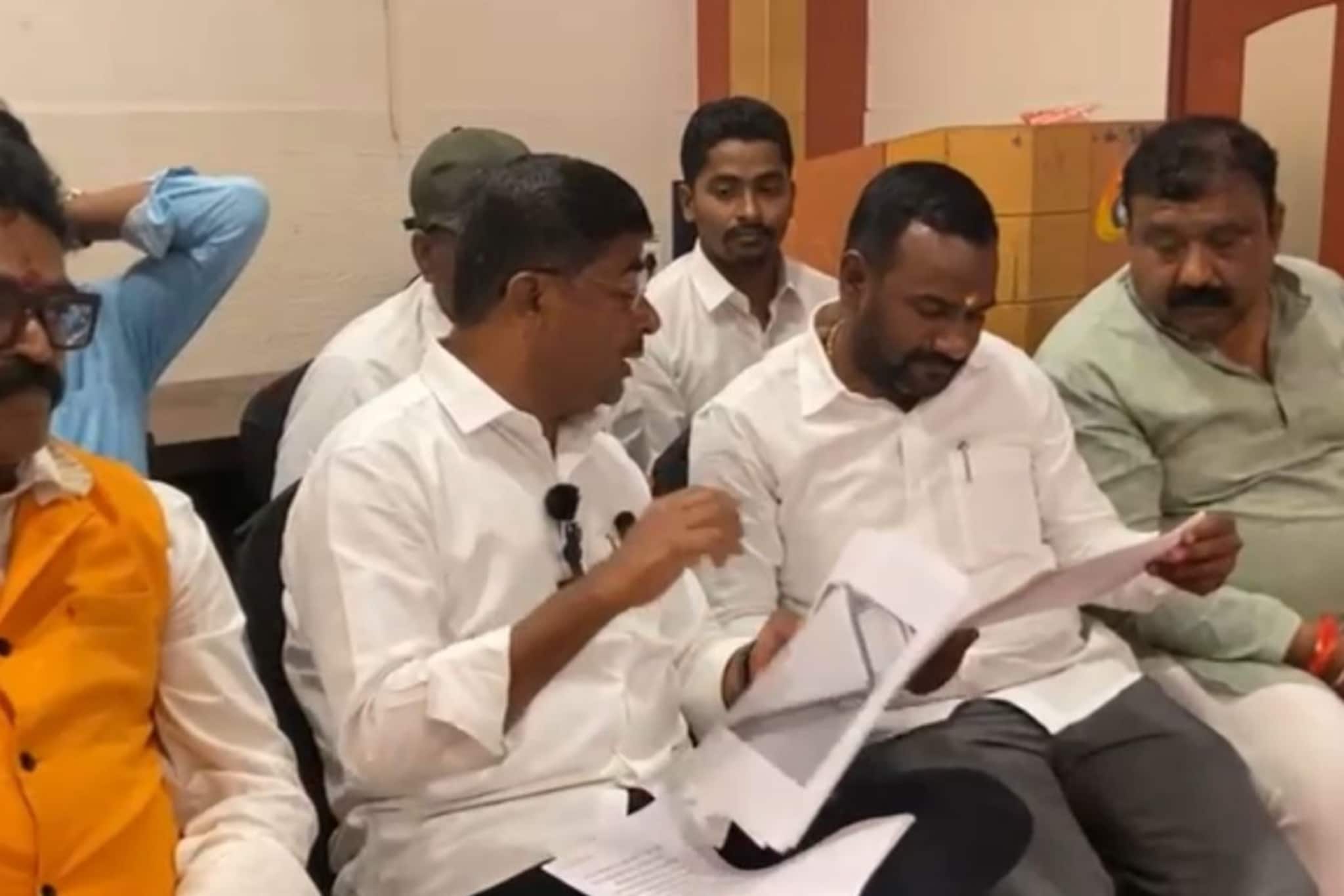 मतदानाच्या आदल्या रात्री अहिल्यानगर हादरलं, निवडणूक हिंसाचारात पाच जखमी