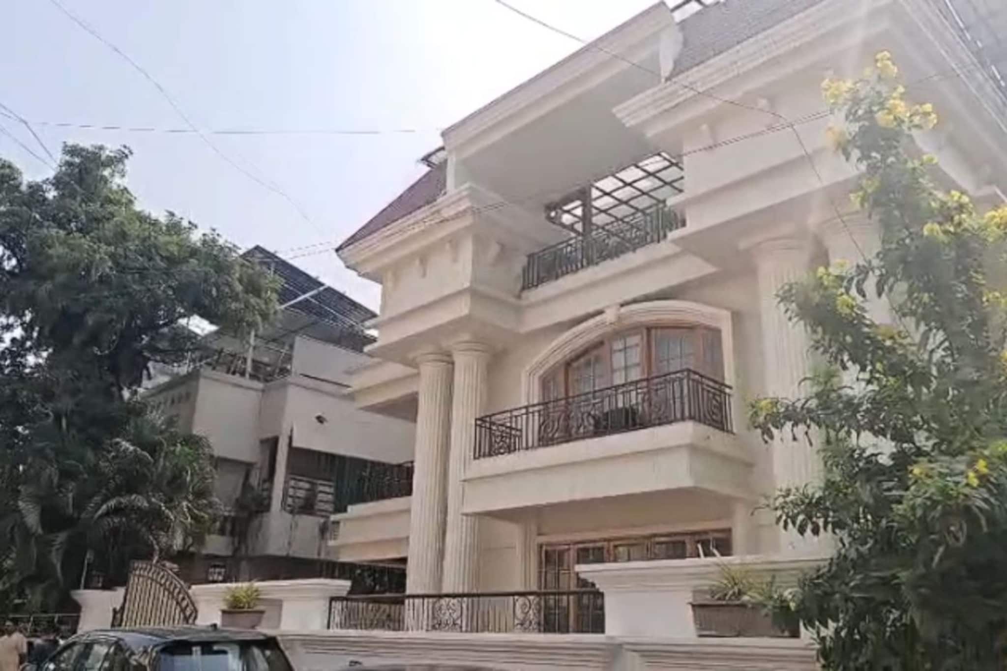 247 तोळं सोनं अन् 65 लाखांची कॅश; सिनेमाला लाजवेल असा 4 कोटींचा बंगल्यात दरोडा 247 तोळं सोनं अन् 65 लाखांची कॅश; सिनेमाला लाजवेल असा 4 कोटींचा बंगल्यात दरोडा