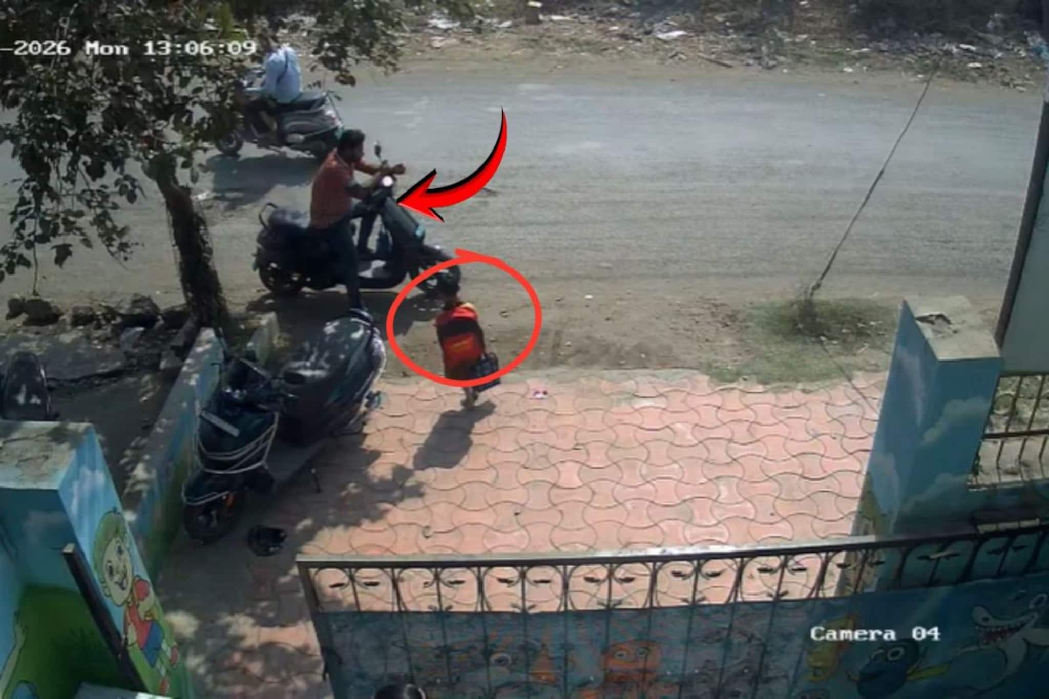 EV स्कूटी अचानक बनली आगीचा गोळा, 3 वर्षांची चिमुकली गाडीवर चढताच.., थरारक VIDEO