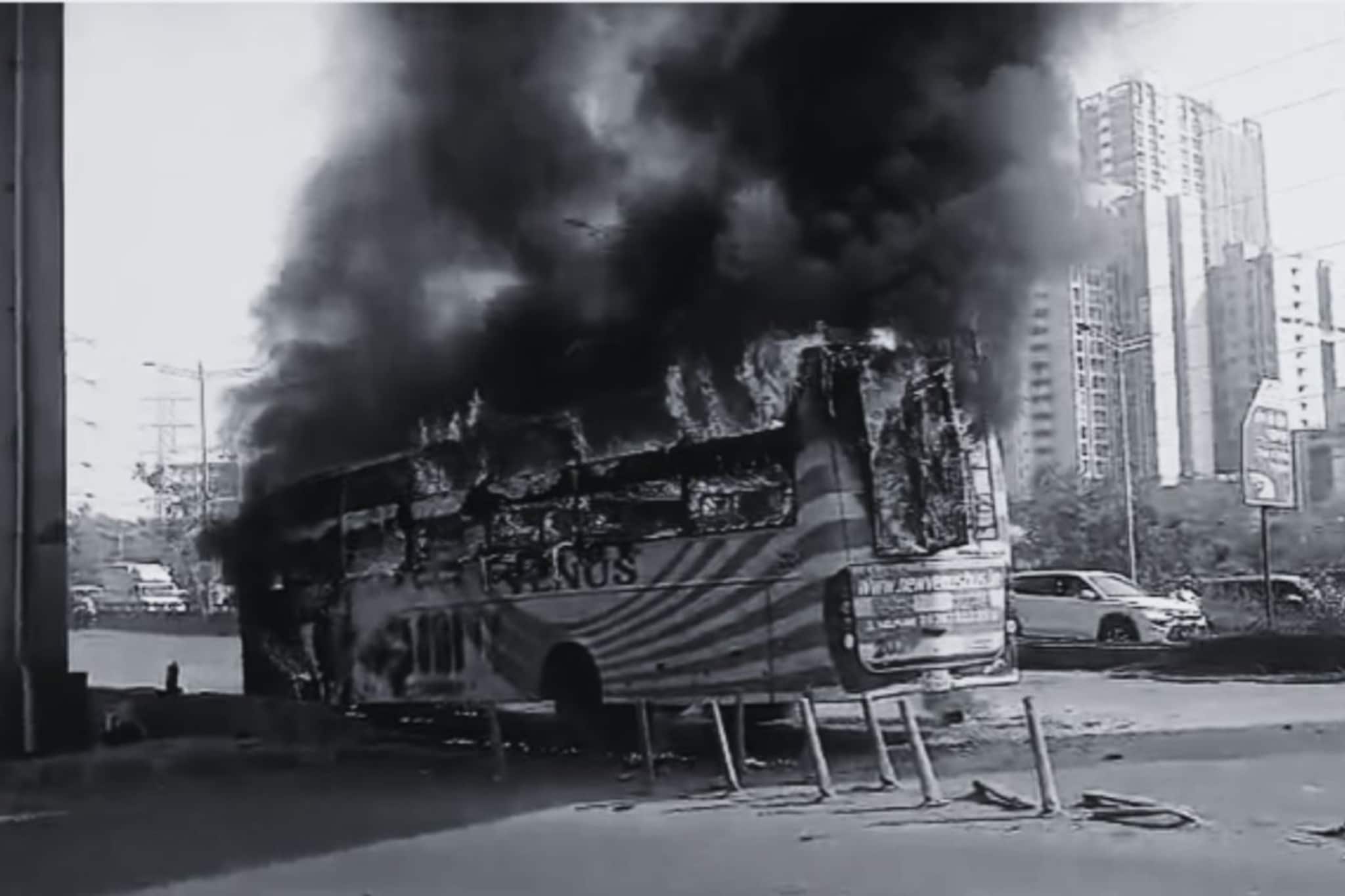 आधी स्फोट झाला मग धावत्या बसने घेतला पेट, मुंबईत भररस्त्यात अग्नितांडव