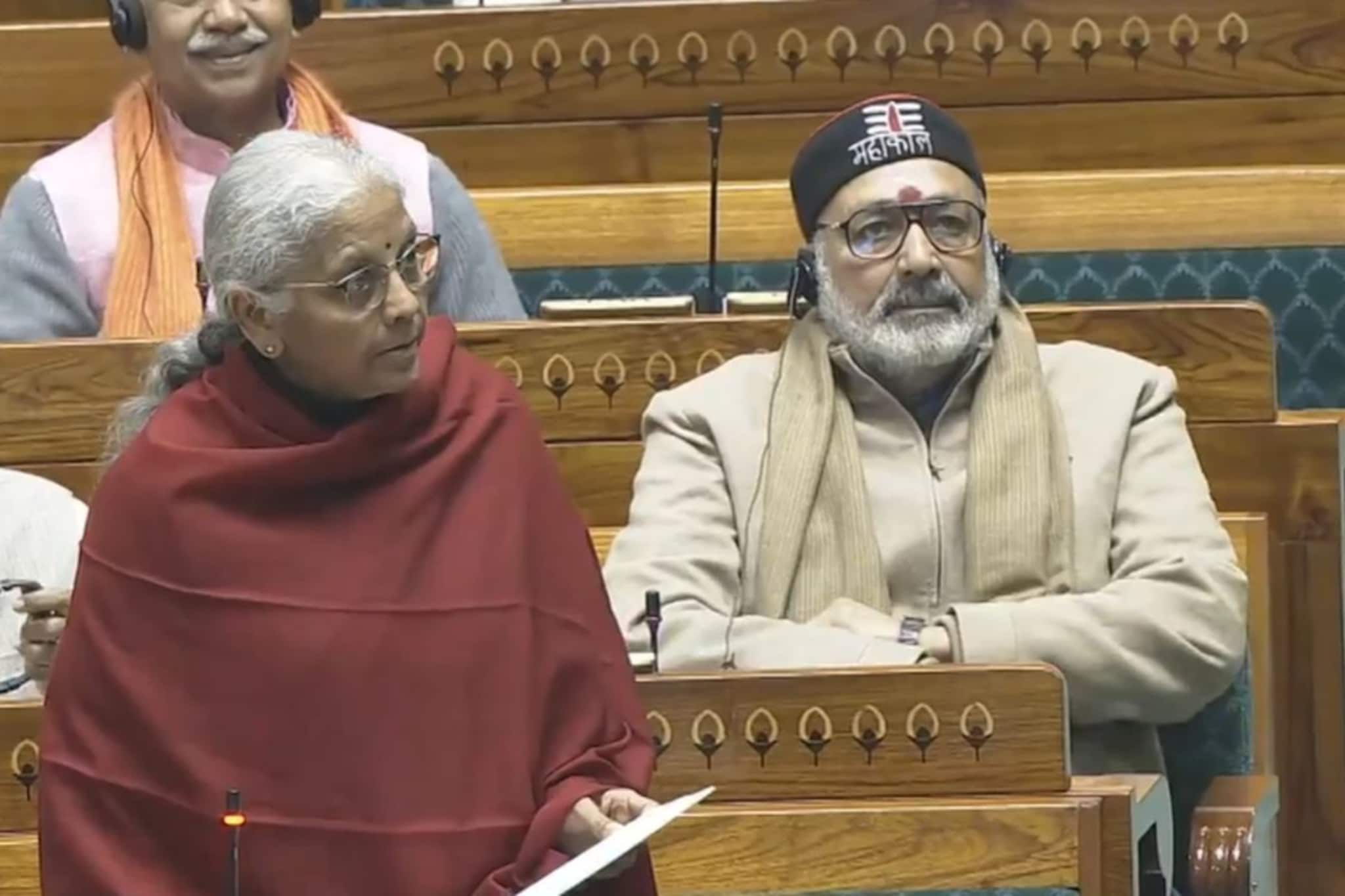 लोकप्रिय योजनांमुळे तूट, परदेशी गुंतवणूकदारांची माघार, आर्थिक पाहणी अहवाल संसदेत