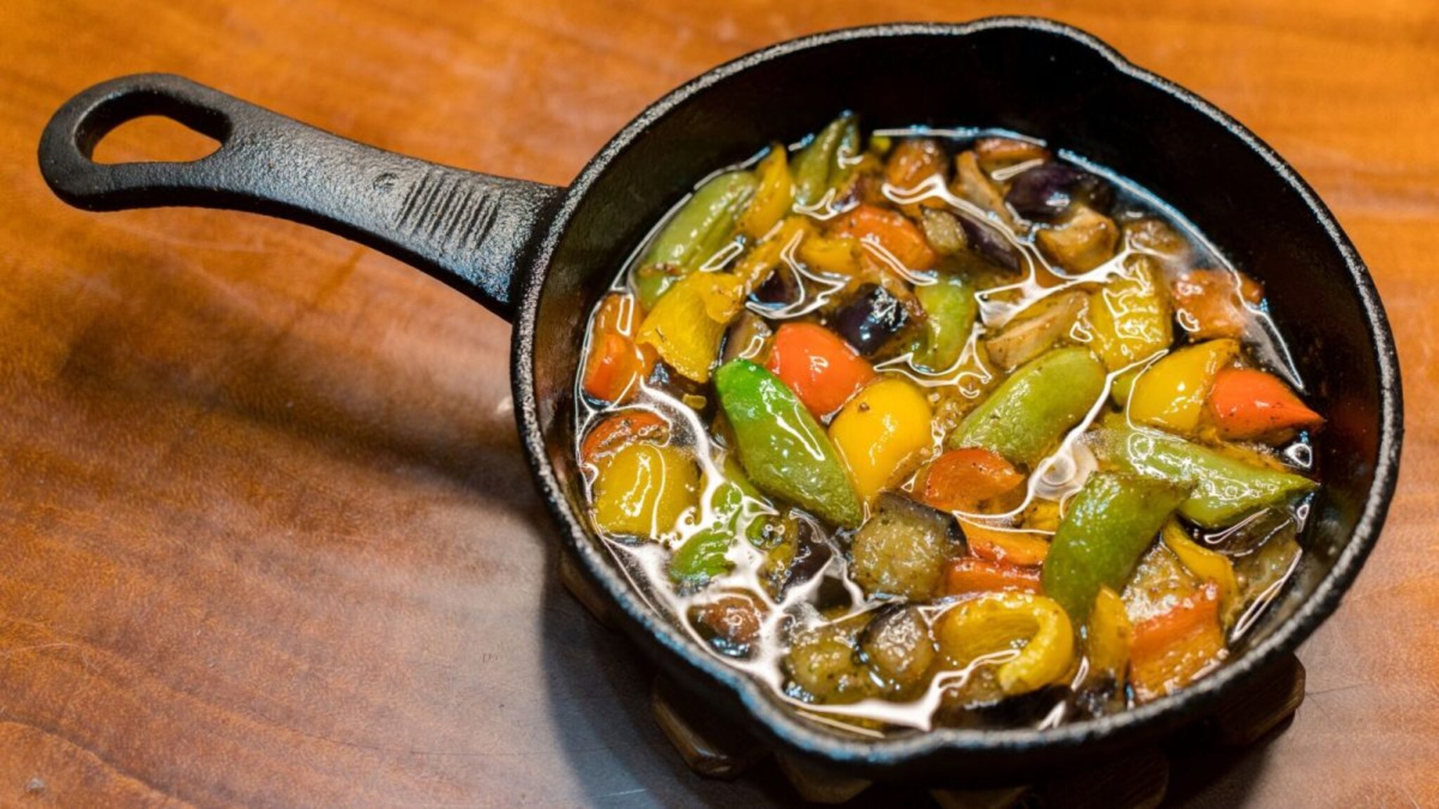 Vegetable Oil : भाजीला जास्त तेल सुटलंय? टेन्शन घेऊ नका! 'या' 5 सोप्या किचन ट्रिक्स वापरा आणि भाजी करा हेल्दी