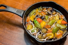 Vegetable Oil : भाजीला जास्त तेल सुटलंय? टेन्शन घेऊ नका! 'या' 5 सोप्या किचन ट्रिक्स वापरा आणि भाजी करा हेल्दी