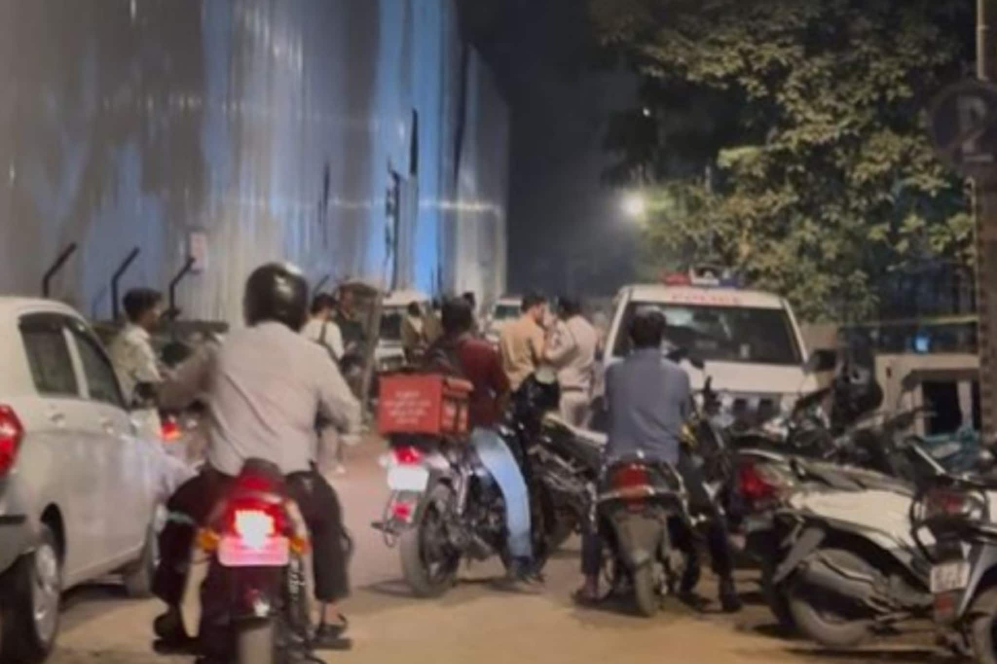 मुंबईतील बिल्डिंगवर गोळीबार, अनेक जण थोडक्यात वाचले, ओशिवारात खळबळ