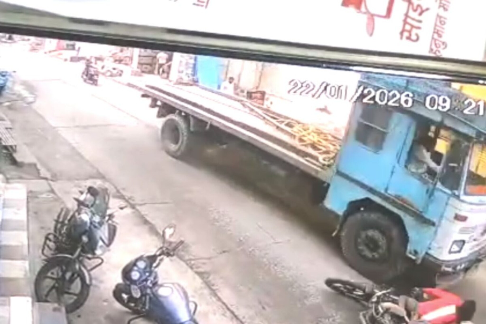 दुचाकी घसरली अन् साईनाथच्या अंगावर ट्रकचं चाक गेलं, मन विचलित करणारा VIDEO