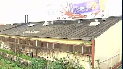 विले पार्ल्यात उतरल्यानंतर आता ही फॅक्टरी दिसणार नाही. विले पार्ल्यात उतरल्यानंतर आता ही फॅक्टरी दिसणार नाही.