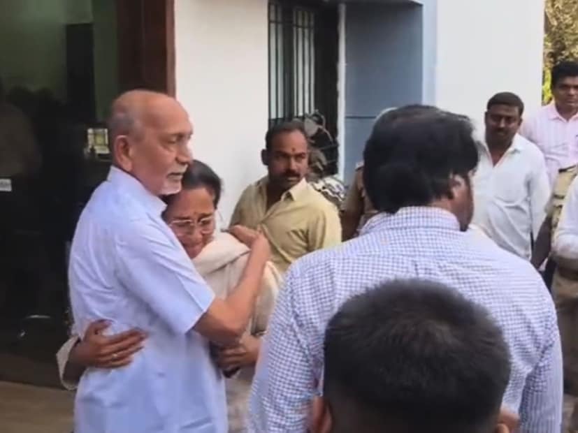 राष्ट्रवादीचे नेते आणि उपमुख्यमंत्री अजित पवार यांचं विमान अपघातात निधन झालं. अजितदादांच्या अकाली निधनामुळे महाराष्ट्रावर दुखाचा डोंगर कोसळला आहे. अजितदादांच्या निधनाची बातमी समजल्यानंतर पत्नी सुनेत्रा पवार, जय पवार आणि खासदार सुप्रिया सुळे दिल्लीहून बारामतीत दाखल झाले. विमानतळावर पोहोचल्यावर सुनेत्रा पवार, सुप्रिया सुळे यांना अश्रू अनावर झाले. राष्ट्रवादीचे नेते आणि उपमुख्यमंत्री अजित पवार यांचं विमान अपघातात निधन झालं. अजितदादांच्या अकाली निधनामुळे महाराष्ट्रावर दुखाचा डोंगर कोसळला आहे. अजितदादांच्या निधनाची बातमी समजल्यानंतर पत्नी सुनेत्रा पवार, जय पवार आणि खासदार सुप्रिया सुळे दिल्लीहून बारामतीत दाखल झाले. विमानतळावर पोहोचल्यावर सुनेत्रा पवार, सुप्रिया सुळे यांना अश्रू अनावर झाले.