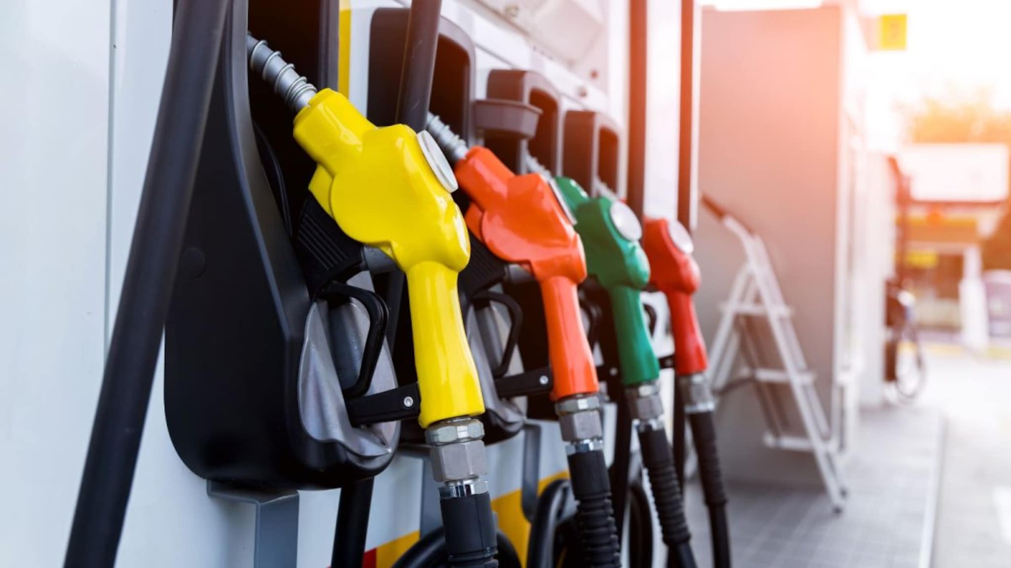 Petrol Price : इथे एक लिटर पेट्रोलची किंमत 2 रुपये, हा देश साउदी किंवा ईरान नाही तर...90 टक्के लोकांना हे माहित नाही