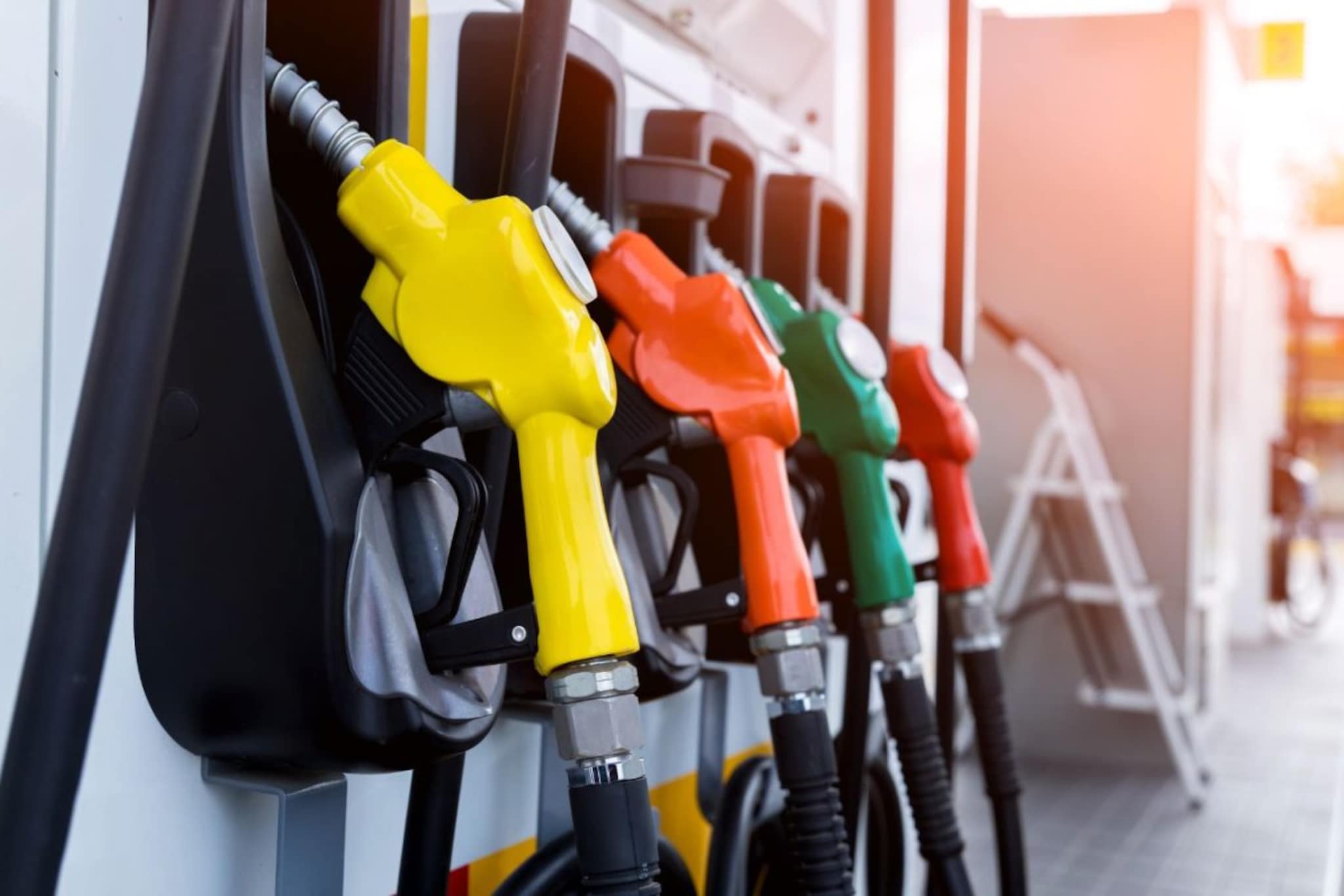 Petrol : इथे एक लिटर पेट्रोलची किंमत 2 रुपये, हा देश साउदी किंवा ईरान नाही तर..