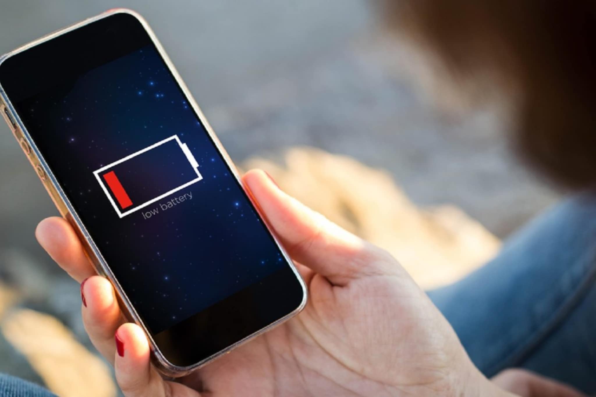 वापर न करताही डिस्चार्ज का होते फोनची बॅटरी? हे कारण जाणून चक्रावाल