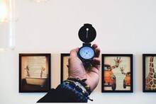 Vastu Tips : घराच्या दक्षिण भिंतीवर 'या' प्रकारचे फोटो लावताय? प्रगती होईल की संकट येईल? जाणून घ्या वास्तूशास्त्राचे नियम