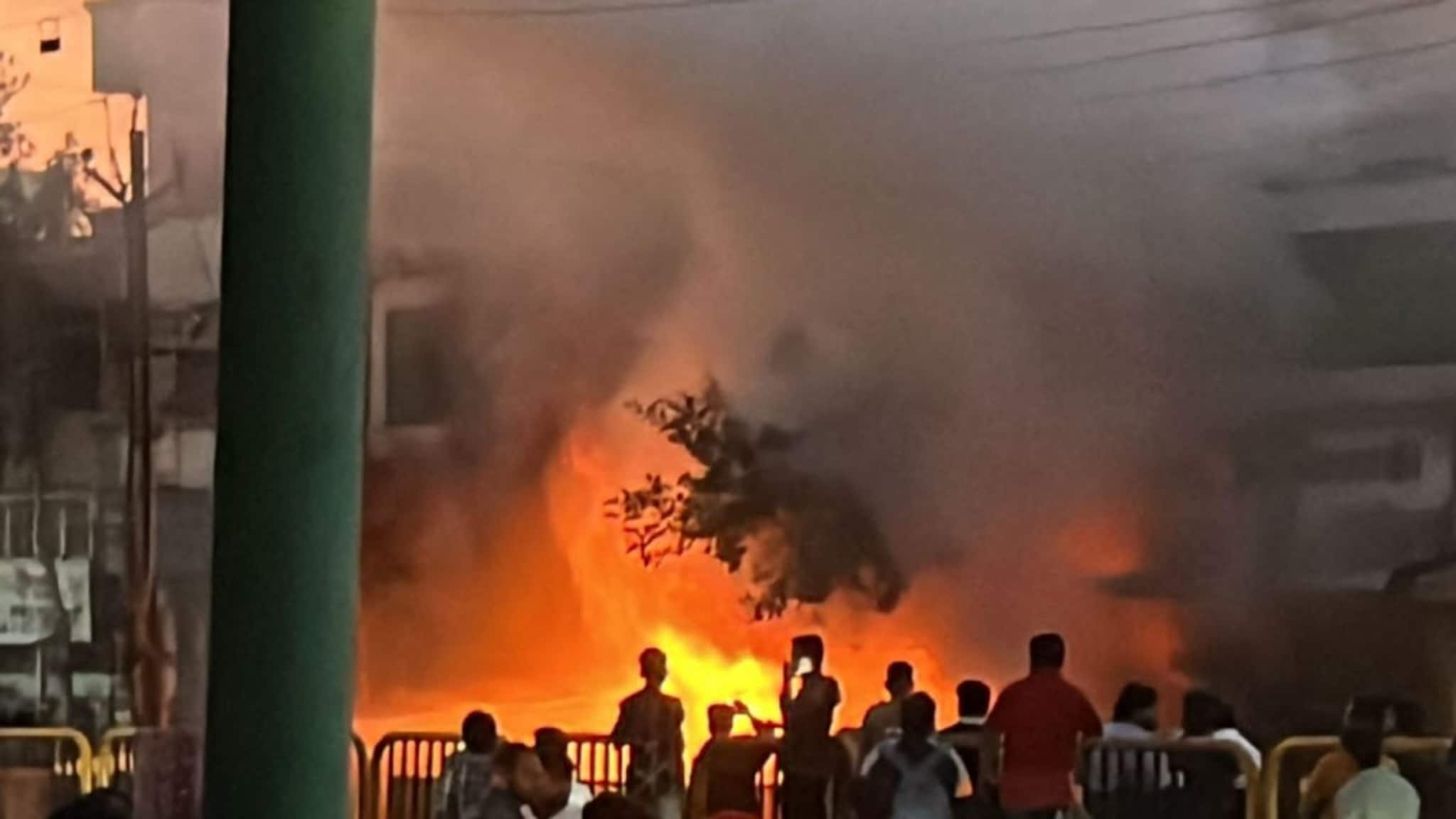 पुण्यात अग्नितांडव, रुग्णालयाखाली असलेल्या फटाक्याच्या दुकानात भीषण आग, VIDEO