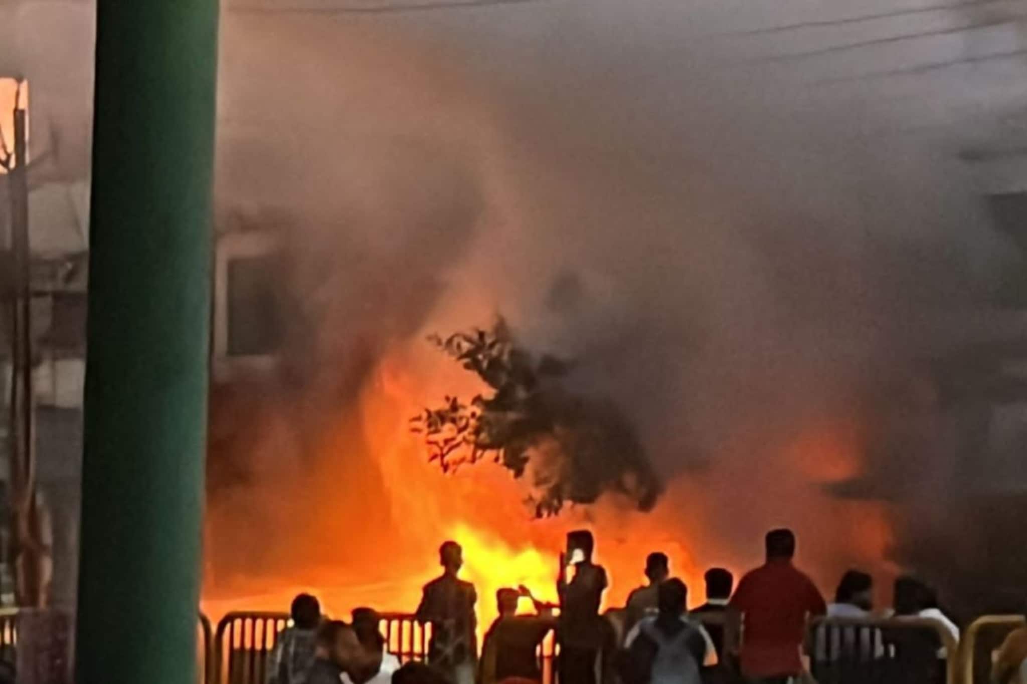 पुण्यात अग्नितांडव, रुग्णालयाखाली असलेल्या फटाक्याच्या दुकानात भीषण आग, VIDEO