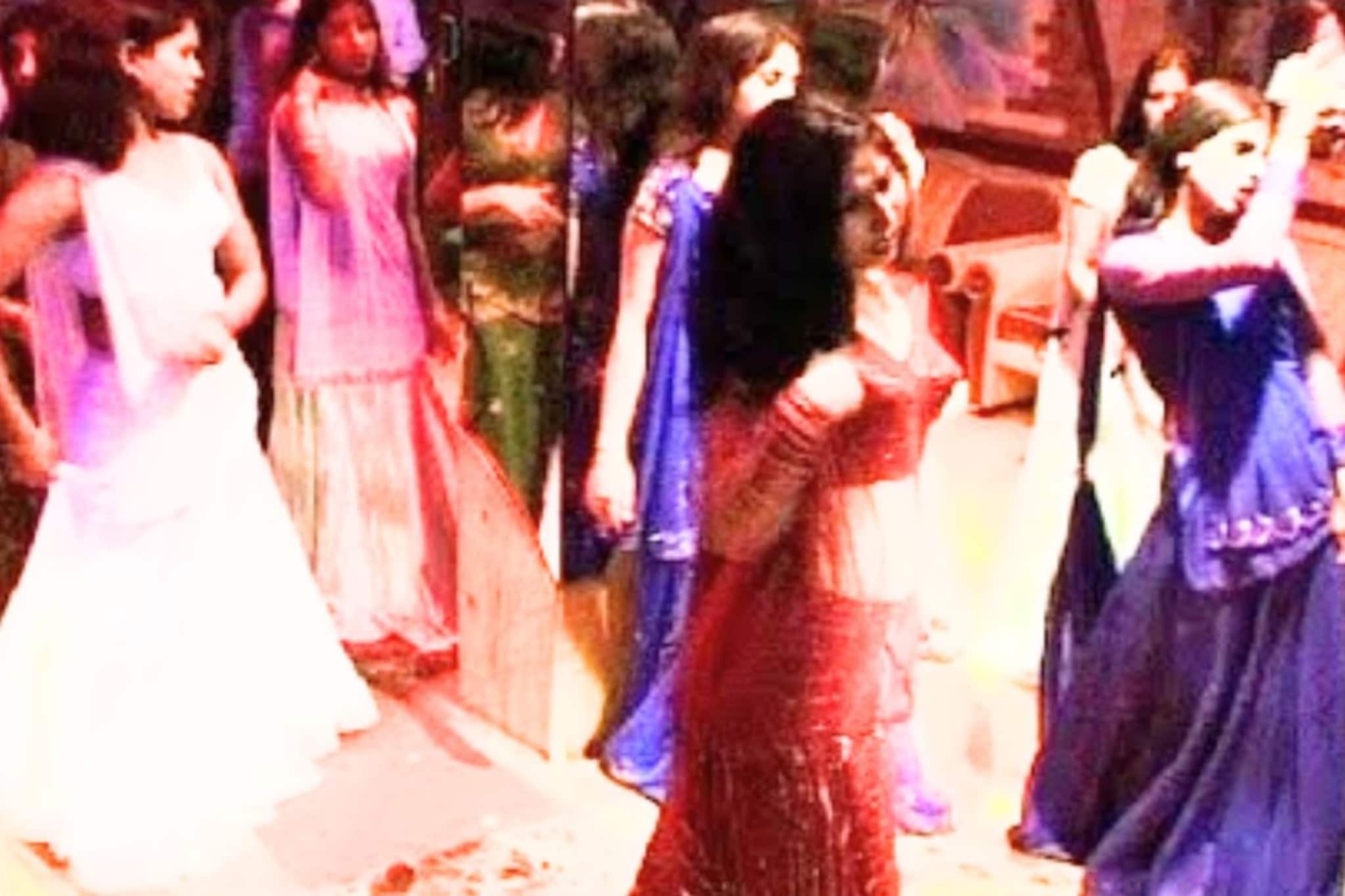 बारमध्ये सुरु होता अश्लील डान्स, पोलिसांनी टाकली धाड, हजारोंच्या मुद्देमालासह कर बारमध्ये सुरु होता अश्लील डान्स, पोलिसांनी टाकली धाड, हजारोंच्या मुद्देमालासह कर