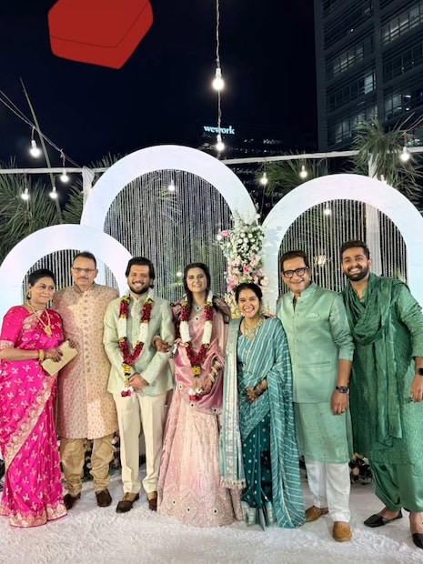 अभिनेता प्रसाद ओकच्या मुलाचा काही दिवसांआधीच साखरपुडा झाला. प्रसाद ओक सासरा झाला. लवकरच त्याचा मुलगा लग्नबंधनात अडकणार आहे. अशातच आणखी एक प्रसिद्ध अभिनेत्रीनं चाहत्यांना आनंदाची बातमी दिली आहे. अभिनेता प्रसाद ओकच्या मुलाचा काही दिवसांआधीच साखरपुडा झाला. प्रसाद ओक सासरा झाला. लवकरच त्याचा मुलगा लग्नबंधनात अडकणार आहे. अशातच आणखी एक प्रसिद्ध अभिनेत्रीनं चाहत्यांना आनंदाची बातमी दिली आहे.