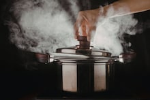 Kitchen Jugad : कुकरच्या शिट्टीतून पाणी बाहेर येतंय? फॉलो करा 'या' 3 किचन ट्रिक्स, गॅस शेगडी होणार नाही खराब