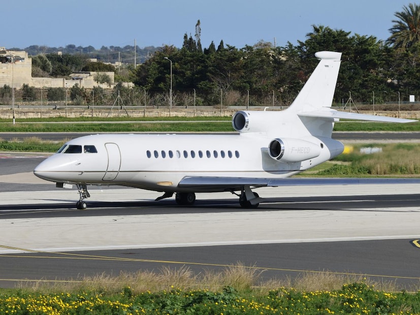 मागील काही वर्षांपासून राज्यात राजकीय कार्यक्रमांसाठी हेलिकॉप्टर आणि विमानांचा वापर हा वाढत चालला आहे. खास करून निवडणुकीच्या कार्यक्रमात खासगी विमानं आणि हेलिकॉप्टर आधीच बूक केली जातात. कमी वेळेत लवकर पोहोचणे, हा एकमेव हेतू राजकीय नेत्यांचा असतो. पण, भारतात खासगी विमान भाड्याने देण्याचा मोठा बिझनेस बनला आहे. कारण, या बिझनेसमध्ये दिवसाला लाखोंची कमाई असते. मागील काही वर्षांपासून राज्यात राजकीय कार्यक्रमांसाठी हेलिकॉप्टर आणि विमानांचा वापर हा वाढत चालला आहे. खास करून निवडणुकीच्या कार्यक्रमात खासगी विमानं आणि हेलिकॉप्टर आधीच बूक केली जातात. कमी वेळेत लवकर पोहोचणे, हा एकमेव हेतू राजकीय नेत्यांचा असतो. पण, भारतात खासगी विमान भाड्याने देण्याचा मोठा बिझनेस बनला आहे. कारण, या बिझनेसमध्ये दिवसाला लाखोंची कमाई असते.