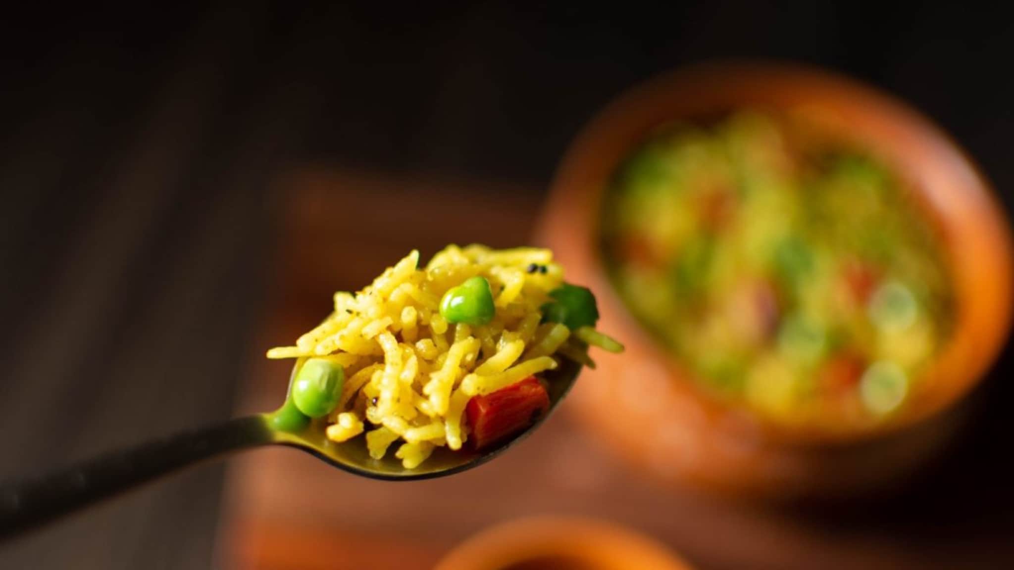 Matar Pulao recipe : घरच्या घरी बनवा परफेक्ट आलू-मटर पुलाव, हा रॉकेट सायन्स नाही फक्त 10 मिनिटात तयार