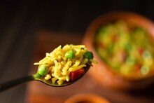 Matar Pulao recipe : घरच्या घरी बनवा परफेक्ट आलू-मटर पुलाव, हा रॉकेट सायन्स नाही फक्त 10 मिनिटात तयार