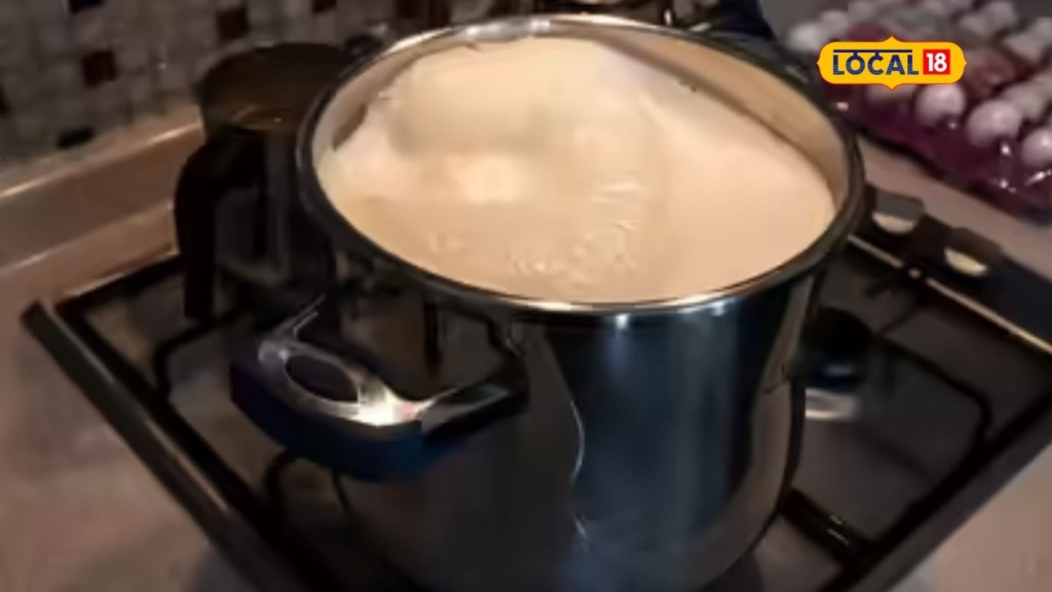 झोपेत असलेल्या बायकोच्या चेहऱ्यावर पतीने उकळता चहा फेकला, पुण्यातील घटना