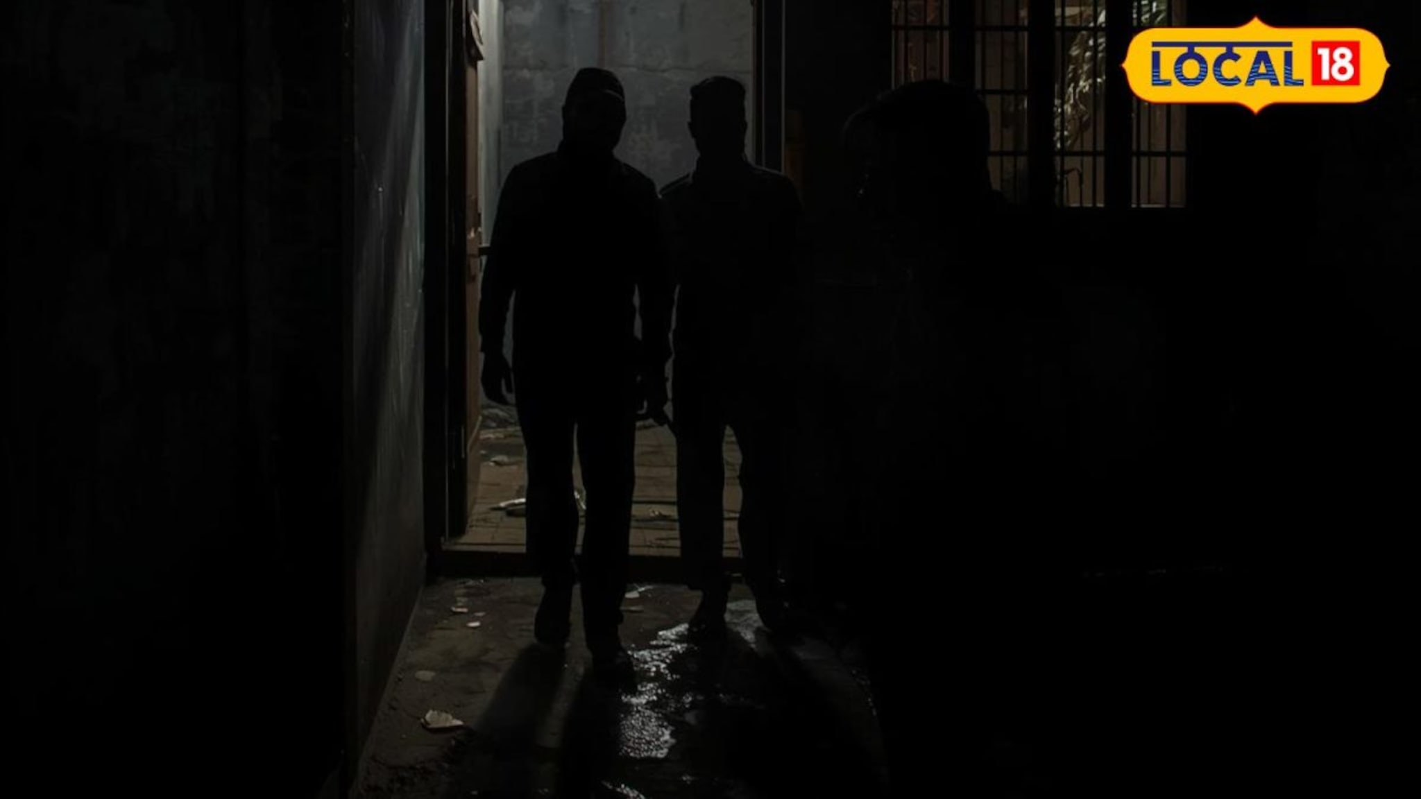 पहाटेचे 3 वाजलेले; 4 जण अचानक घरात घुसले, कोयते काढले अन्...पुण्यात खळबळजनक घटना