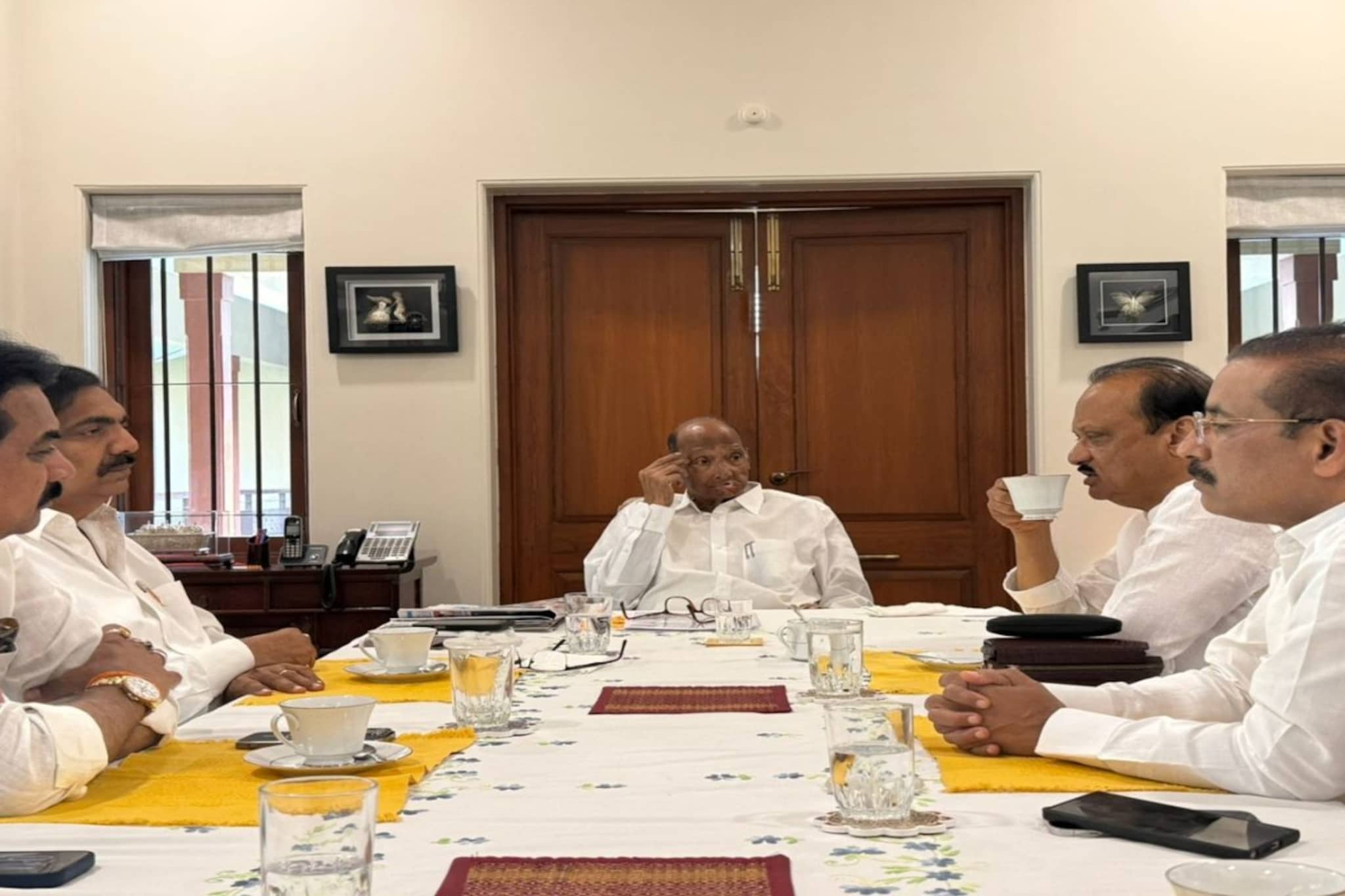 शरद पवार यांच्या समोर दोन्ही NCP ची ती बैठक, विलीनीकरणाची चर्चा की आणखी काही? शरद पवार यांच्या समोर दोन्ही NCP ची ती बैठक, विलीनीकरणाची चर्चा की आणखी काही?