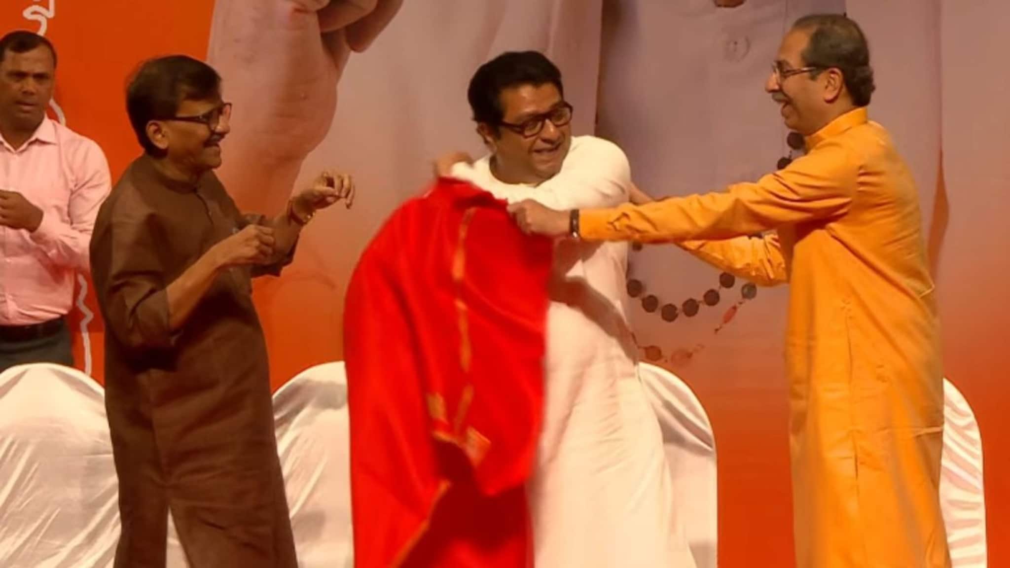 भगवी शाल आणि सत्कार, राज ठाकरेंनी स्टेजवर जे केलं ते पाहून सगळेच भारावले, PHOTOS