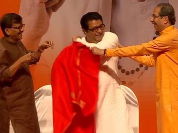 भगवी शाल आणि सत्कार, राज ठाकरेंनी स्टेजवर जे केलं ते पाहून सगळेच भारावले, PHOTOS