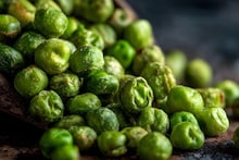 Green Peas : तुम्ही ही ट्रेन किंवा बस प्रवासात हिरवे वाटाणे विकत घेता? ते मटार नाही तर...  'या' पदार्थामागचं सत्य ऐकून धक्का बसेल